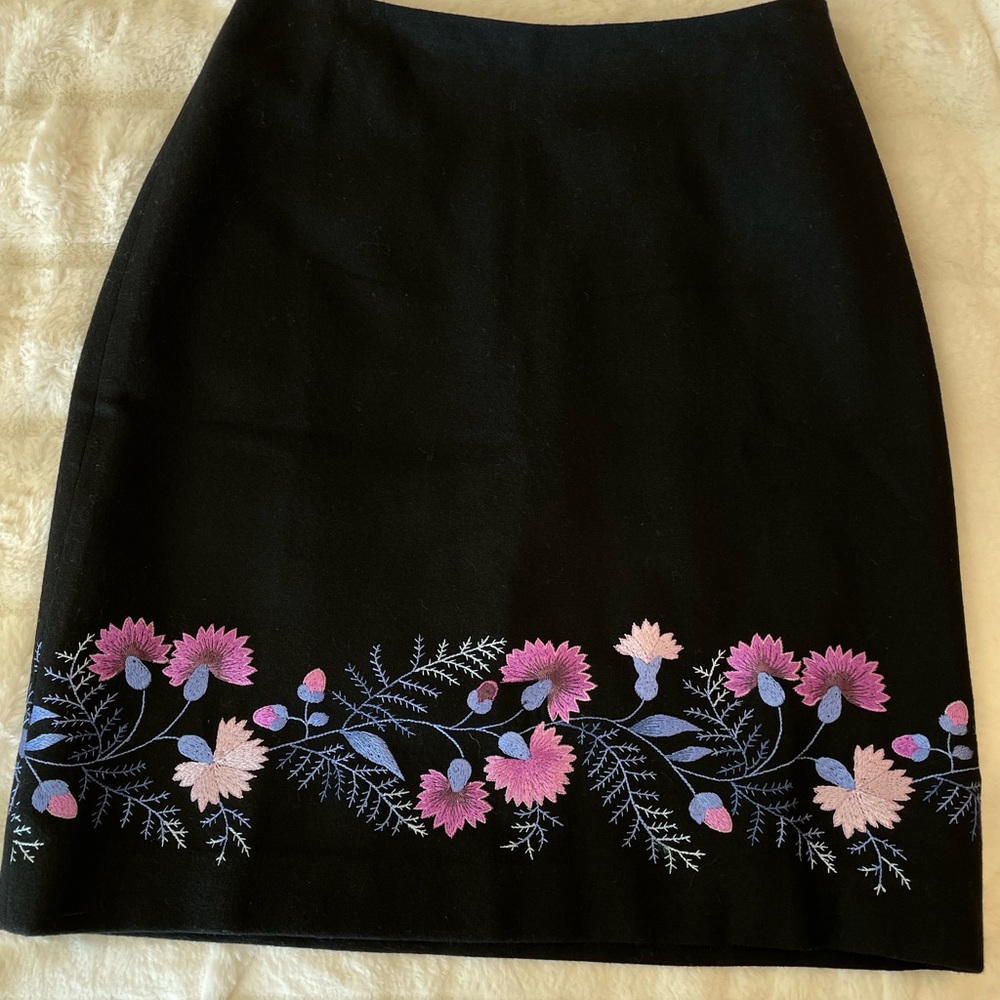 SOLD Size 4P Ann Taylor Loft black wool skirt with gorgeous embroidery EUC